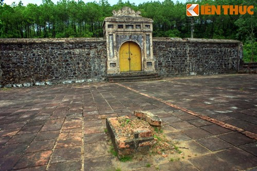 Sau khi vua Gia Long lên ngôi (1802), Nguyễn Ngọc Huyên đã đến trình báo và chỉ chỗ chôn sọ. Vua Gia Long sau khi thử bằng cách cắt tay, cho chảy máu, nhỏ vào sọ thấy sọ hút máu cho nên tin đó là hài cốt cha mình bèn trọng thưởng Huyên và đem chôn vào chỗ cũ và xây lại lăng.