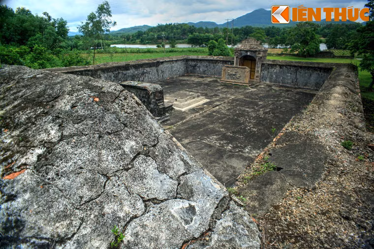 Nơi đặt mộ phần của đấng sinh thành vua Gia Long được bao bọc bởi bức tường thành có quy mô hoành tráng.