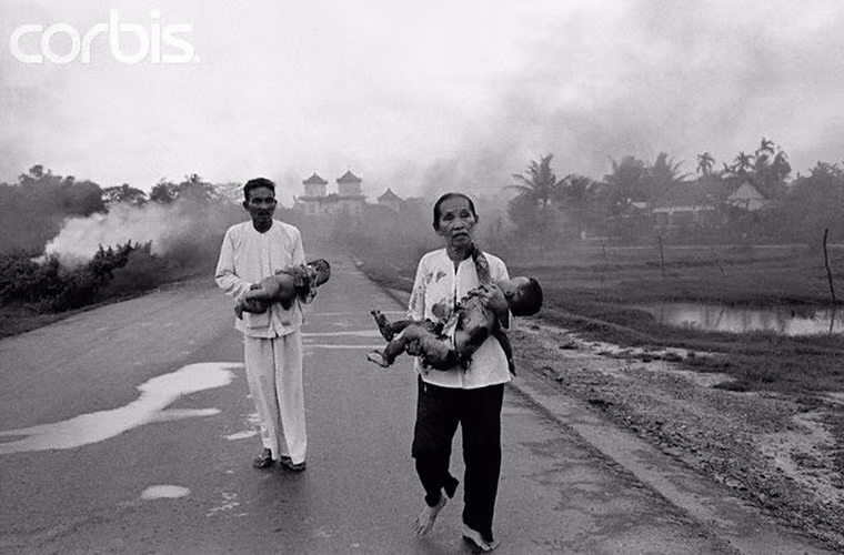 Những đứa trẻ bị bỏng nặng được người lớn đưa ra khỏi ngôi làng. Không ai rõ số phận của các em sau này ra sao.