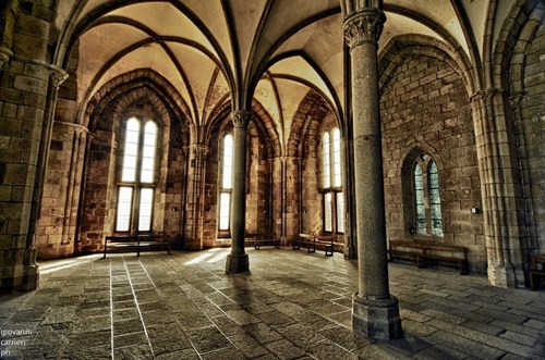 Ngày nay, cùng với Roma và nhà thờ Saint Jacques de Compostella ở Tây Ban Nha, Mont-Saint-Michel một trong ba điểm hành hương lớn hàng đầu của châu Âu.