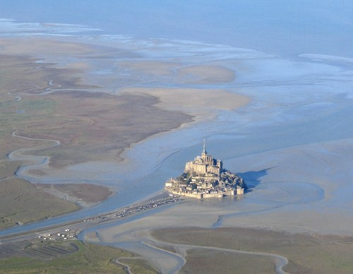 Một điểm đặc biệt của Mont Saint Michel là hòn đảo chịu sự tác động rất mạnh của thủy triều. Sự thay đổi của mực nước chỉ trong vài giờ có thể khiến hòn đảo giữa đại dương này biến thành một quả đồi trên cạn.