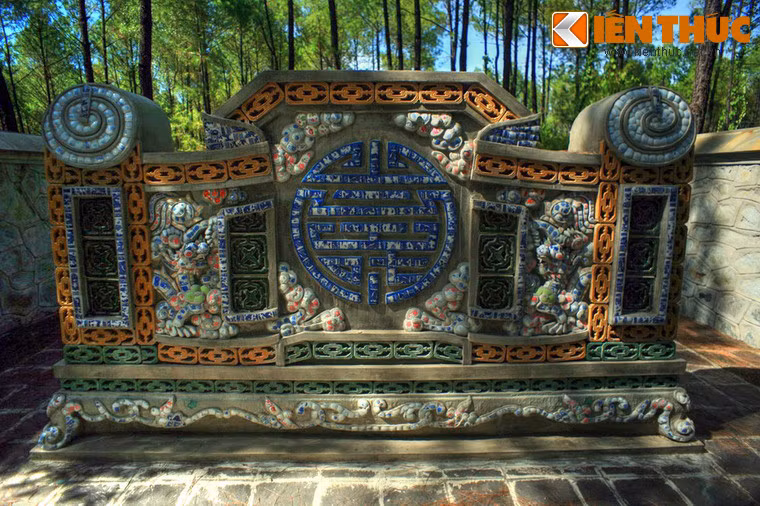 Bình phong phía sau cổng.