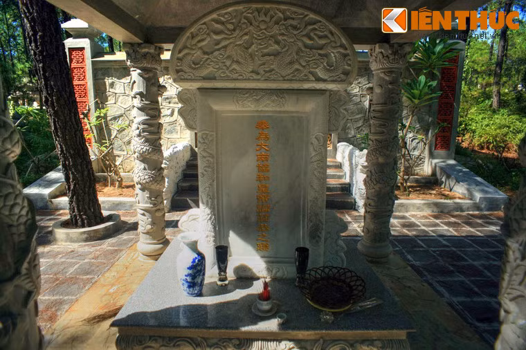 Bia đá trong bi đình.