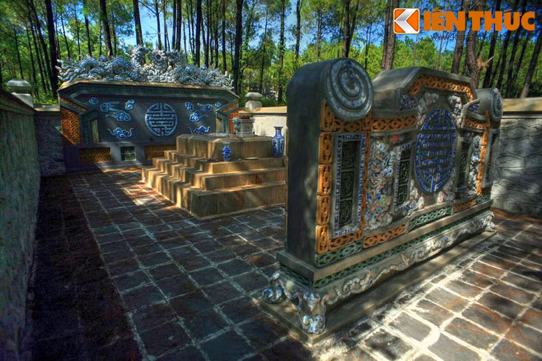 Mộ phần vua Hiệp Hòa nằm sau bình phong.