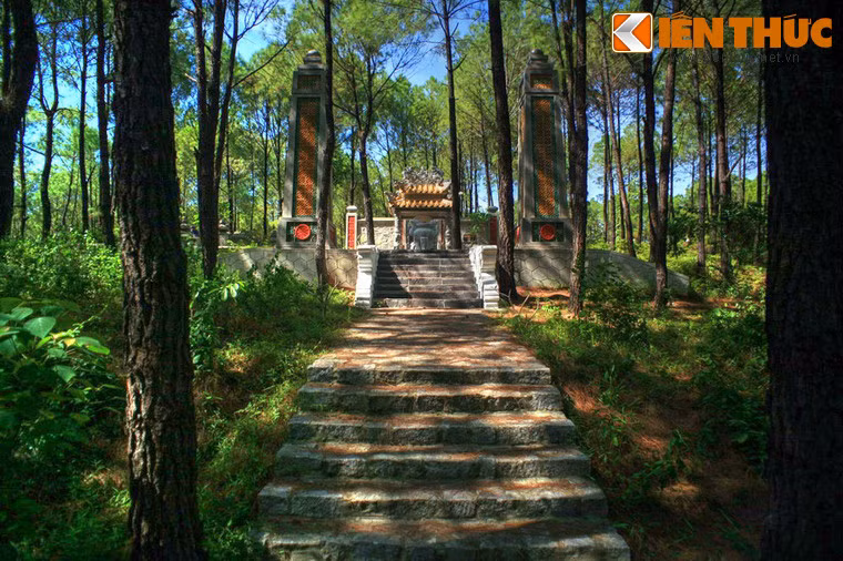 Sau 130 năm bị lãng quên, ngôi mộ đơn sơ của vua Hiệp Hòa đã được những người dân gốc Huế ở TP HCM vận động quyên góp để trùng tu lại.