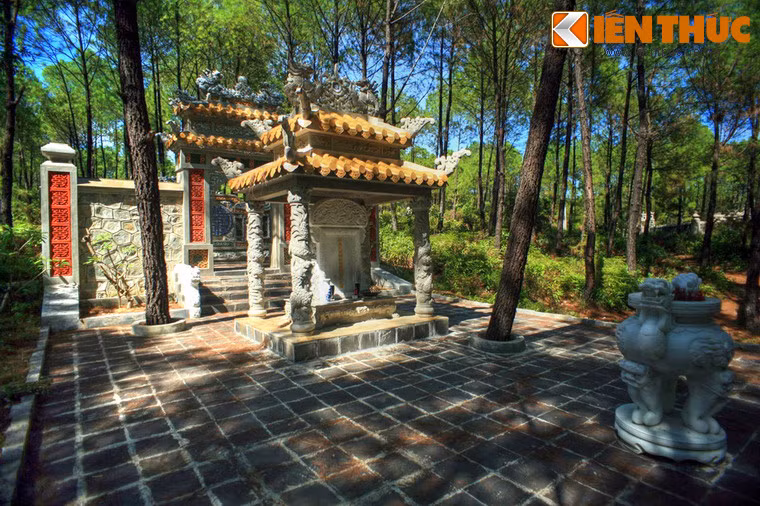 Bi đình và khoảng sân phía trước với lư hương bằng đá.