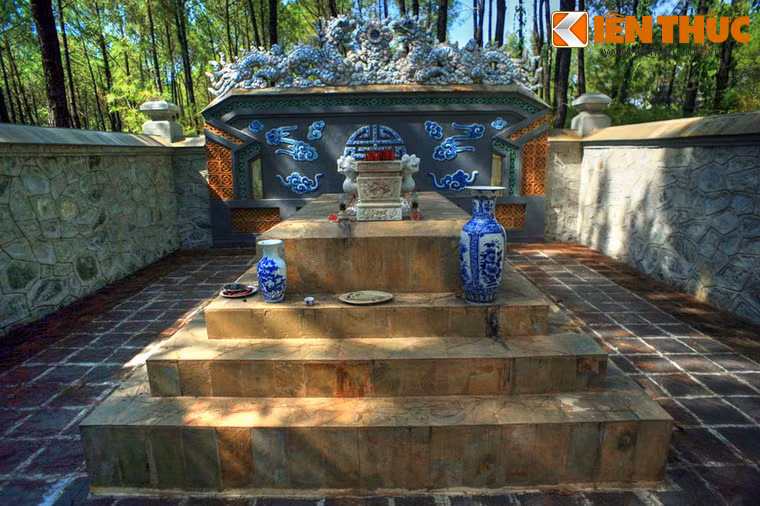 Mộ được xây 4 tầng hình chữ nhật nhỏ dần từ dưới lên.