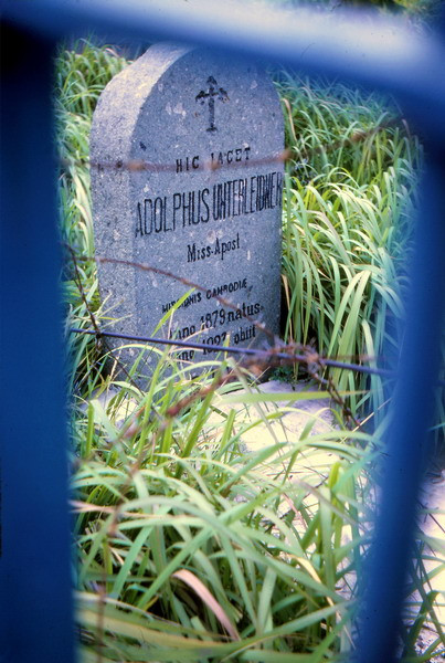 Cận cảnh một bia mộ trong nghĩa trang.