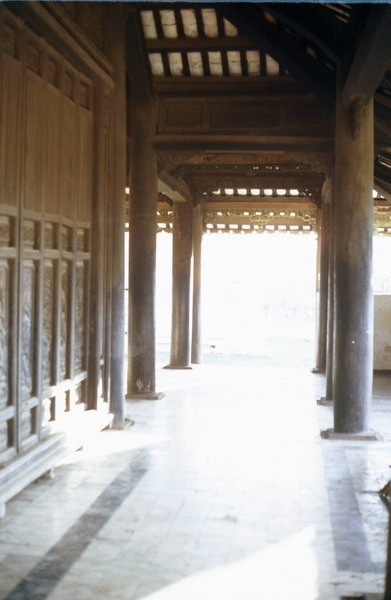 Một dãy hành lang của lăng.