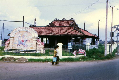 Lăng Cha Cả ngày nay là tên gọi của vòng xoay giao thông, ở giữa đặt quả địa cầu lớn gần sân bay Tân Sơn Nhất, TP HCM. Tên gọi này có nguồn gốc từ việc nơi đây từng tồn tại lăng mộ của giám mục Bá Đa Lộc, tục gọi là "Cha Cả". Ảnh: Toàn cảnh Lăng Cha Cả năm 1970. Hình ảnh do tác giả người Mỹ Frederick P Fellers thực hiện. Lăng Cha Cả ngày nay là tên gọi của vòng xoay giao thông, ở giữa đặt quả địa cầu lớn gần sân bay Tân Sơn Nhất, TP HCM. Tên gọi này có nguồn gốc từ việc nơi đây từng tồn tại lăng mộ của giám mục Bá Đa Lộc, tục gọi là "Cha Cả". Ảnh: Toàn cảnh Lăng Cha Cả năm 1970. Hình ảnh do tác giả người Mỹ Frederick P Fellers thực hiện.