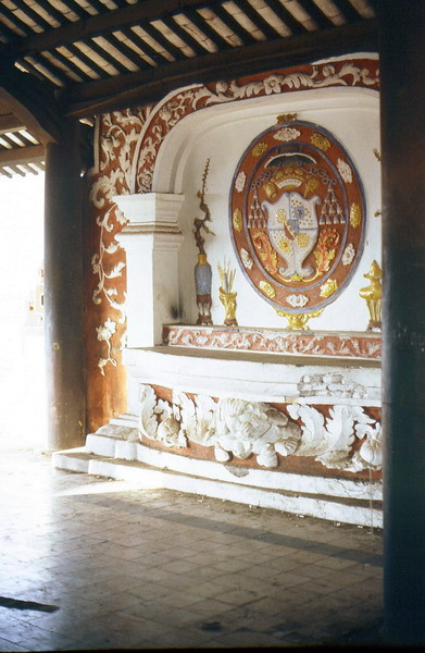 Bàn thờ chính trong lăng.