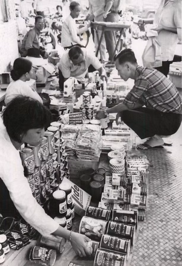 Chợ bắt đầu họp từ buổi chiều với các chủng loại hàng hóa phong phú, từ thượng vàng đến hạ cám, nhưng nhiều nhất là đồ hộp ăn sẵn của quân đội Mỹ - được gọi là C-rations.