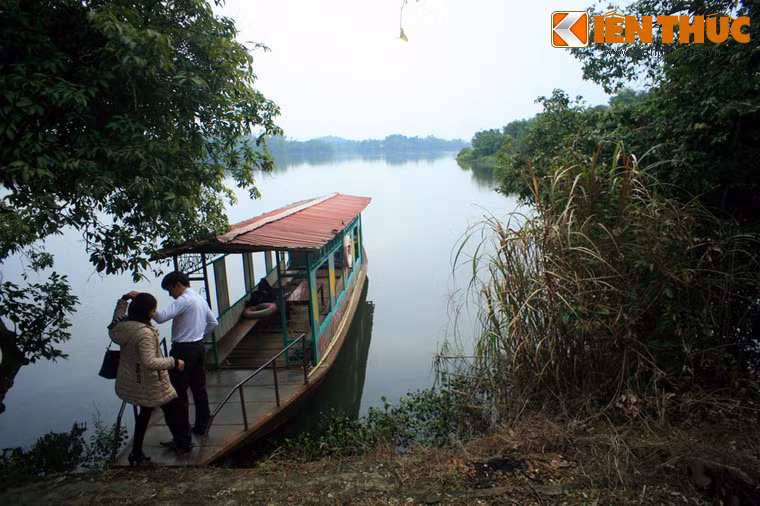 Để khám phá đầm Ao Châu, du khách có thể thuê thuyền của người dân địa phương với giá cả rất phải chăng.