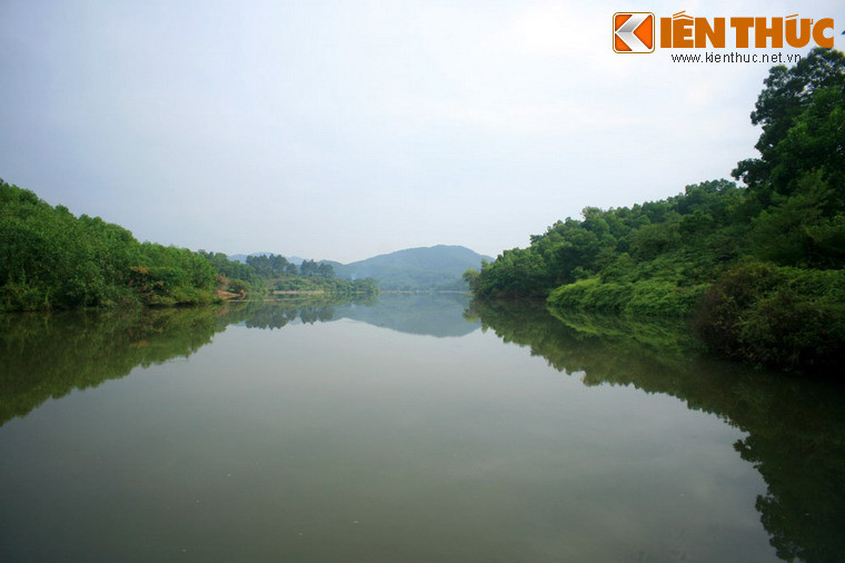 3. Từ lâu nay, đầm Ao Châu (nằm trên địa bàn thị trấn Hạ Hòa và các xã Y Sơn, Ấm Hạ và Phụ Khánh của huyện Hạ Hòa, tỉnh Phú Thọ) đã được mệnh danh là một "Vịnh Hạ Long ở đất tổ Hùng Vương". Đầm có khoảng 100 hòn đảo lớn nhỏ, hình dáng phong phú cùng với rất nhiều ngách nước đan cài trên diện tích mặt nước khoảng 2 km².