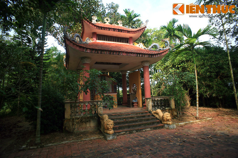 Trên một hòn đảo của đầm có đài thờ để thờ các bậc anh linh với tấm đại tự "Từ hàng quảng tế" (ý nghĩa: con thuyền từ luôn tế độ rộng rãi cho con người và các sinh linh thoát khỏi những cái xấu và được tốt đẹp hơn).