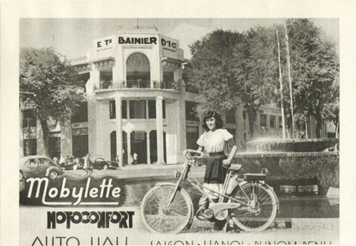 Mẫu quảng cáo cho xe đạp máy Motoconfort có hậu cảnh là đài phun nước ở đại lộ Charne, nay là đại lộ Nguyễn Huệ.