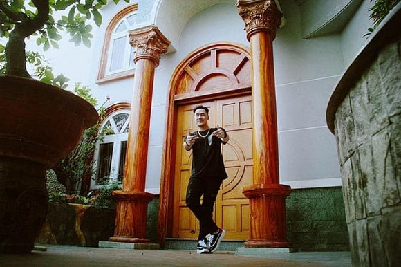 Sau 4 năm "từ mặt" Khánh Phương dù người cũ thường xuyên nhắn tin cho cô, Quỳnh Nga vui vẻ chụp hình kỉ niệm với Khánh Phương khi cặp đôi hội ngộ trong một chương trình đầu năm 2019.