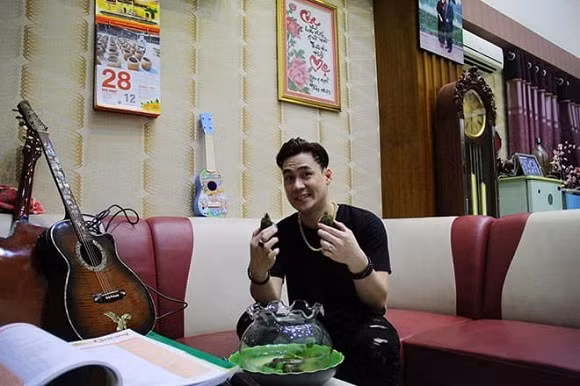 Nam ca sĩ và người thân sinh sống trong một căn nhà rộng 400m2, trị giá hơn 200 tỷ tại mặt đường Nguyễn Thái, quận 1, TP.HCM. Cơ ngơi này của nam ca sĩ có 1 tầng trệt, 6 tầng lầu và vừa để ở vừa kinh doanh khách sạn.