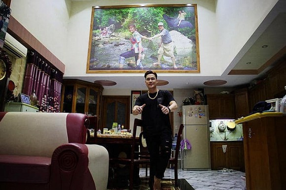 Trong cơ ngơi triệu đô của nhà Khánh Phương có đầy đủ các tiện nghi, nội thất cần thiết cho cuộc sống. Đặc biệt, Khánh Phương còn có thú vui nuôi rùa trong chậu nhỏ đặt trên bàn phòng khách.