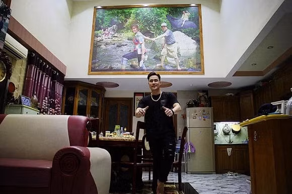 Trong cơ ngơi triệu đô của nhà Khánh Phương có đầy đủ các tiện nghi, nội thất cần thiết cho cuộc sống. Đặc biệt, Khánh Phương còn có thú vui nuôi rùa trong chậu nhỏ đặt trên bàn phòng khách.