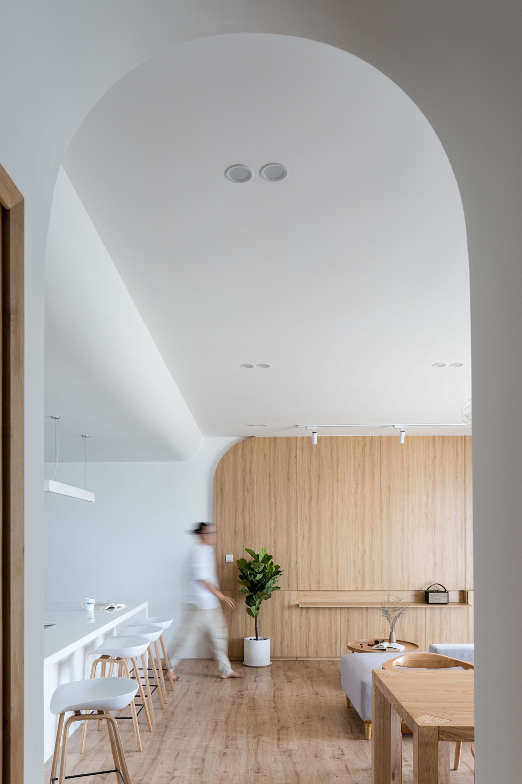 Toàn bộ tường, trần đều là màu trắng, sàn gỗ, vách gỗ tự nhiên sáng màu. Những yếu tố này giúp không gian trong nhà có cảm giác nhẹ nhàng và tươi tắn.