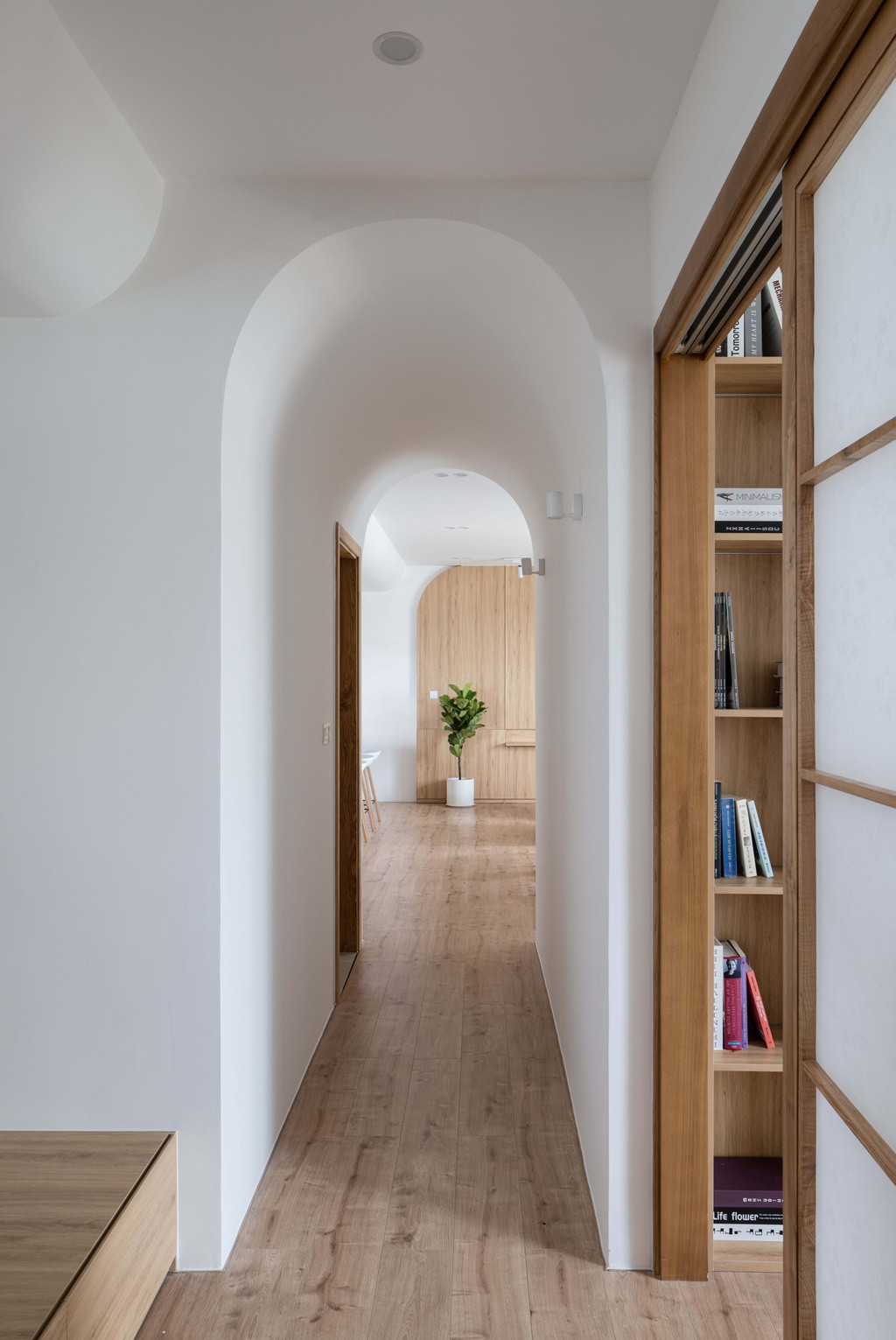 Đồ nội thất cũng được làm bằng gỗ tự nhiên, kết hợp kim loại và đá marble trắng, nên không gian trong nhà cũng có cảm giác hài hoà và rộng rãi.