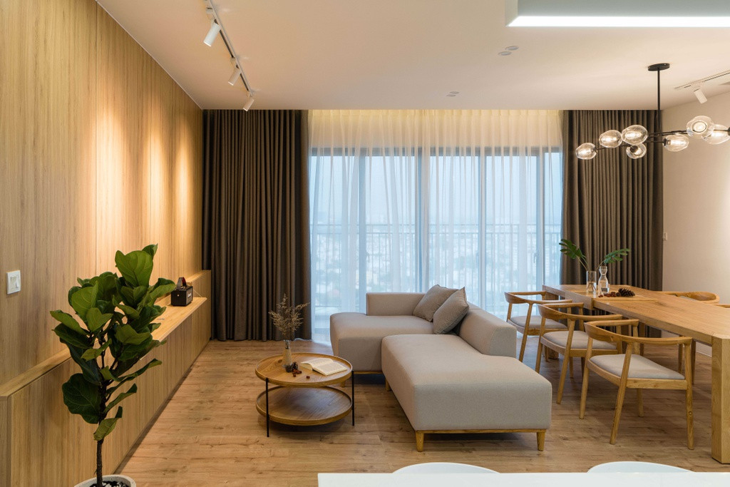 Việc sử dụng màu sắc và chất liệu như trên cộng với cách tổ chức không gian mở, liên tục đã giúp ánh sáng được khuếch tán sâu vào trong căn hộ.