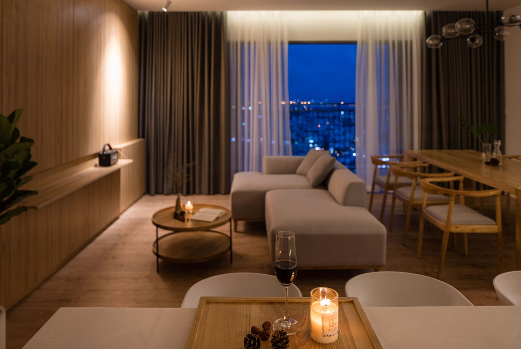 Do là căn hộ góc nên từ đây có thể nhìn ra cảnh toàn thành phố. Tất cả không gian trong nhà đều tổ chức hướng mở nhằm khai thác ưu thế này.