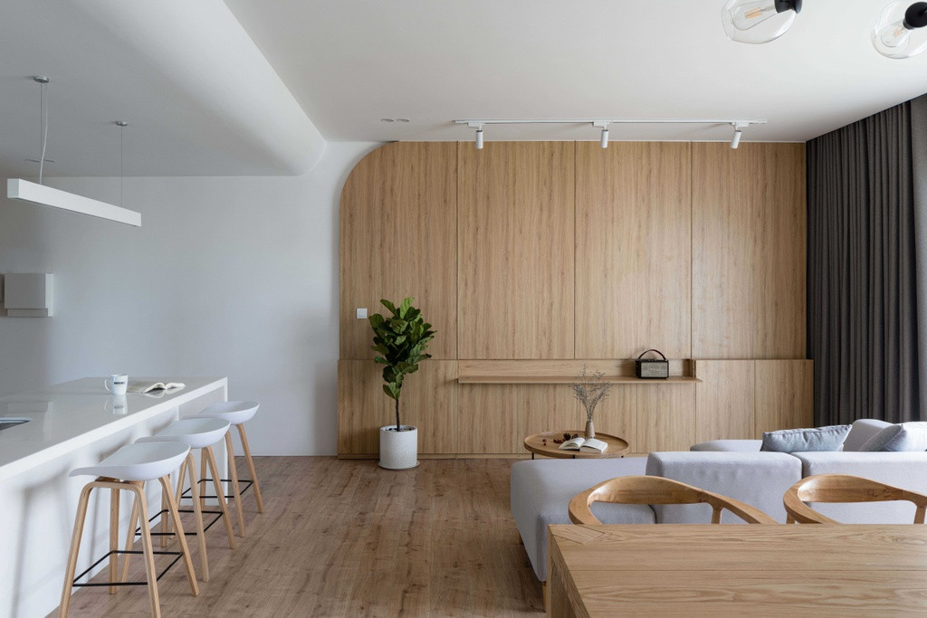 Căn hộ được KTS Võ Minh Nhật định hướng sử dụng gam màu trung tính, tự nhiên, nhẹ nhàng. Do là căn hộ chung cư và chủ nhà không có nhiều thời gian chăm sóc nên cây xanh đã được tiết chế nhất có thể.