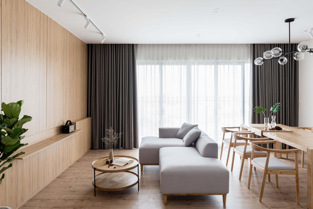 Căn hộ có diện tích 120 m2 tại quận 2, TP.HCM gồm 1 phòng khách kết nối với khu bếp có bàn đảo, 1 phòng ngủ cho bố mẹ, 1 phòng ngủ lớn kết hợp vui chơi và học tập cho 2 bé và 2 phòng vệ sinh.