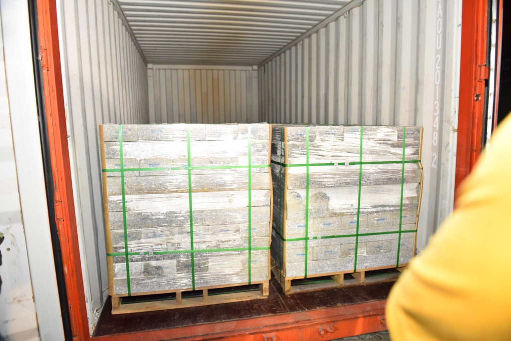 Theo kê khai, lô hàng trong container là đá granite chuẩn bị đưa xuống tàu để chuyển đến cảng Incheon, Hàn Quốc.