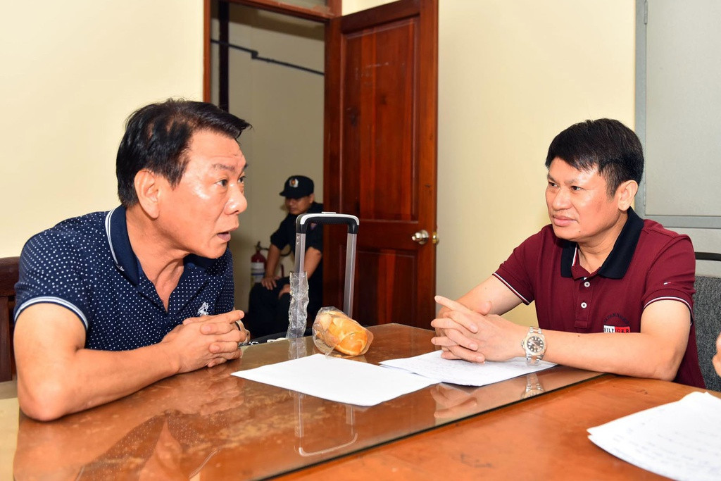 Lãnh đạo C04 cho hay qua điều tra ban đầu, kẻ cầm đầu đường dây ma túy trên là một cựu cảnh sát Hàn Quốc. Trong ảnh Cục trưởng C04 Nguyễn Văn Viện đấu tranh với nghi phạm trong vụ án.