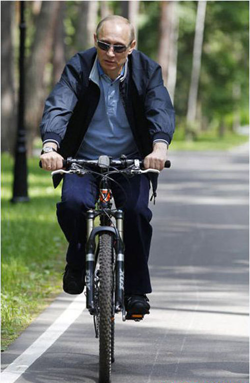 Còn đây là hình ảnh nhà lãnh đạo Putin rất bình dị, đạp xe ở dinh thự Gorki ở ngoại ô Moscow, ngày 11/6/2011.