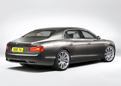 Dù vẫn dùng khung gầm của Continental Flying Spur như các đời trước, nhưng Flying Spur 2014 có diện mạo hoàn toàn mới… Phong cách dễ nhận biết của Continental Flying Spur thuộc sự cách tân mạnh tay của hãng xe Anh, với những thay đổi về thiết kế từ trước ra sau. Lưới tản nhiệt đứng thẳng hơn với hốc gió thấp hơn và được vuốt mềm hơn, ba-đờ-sốc sau hầm hố hơn so với những gì Bentley từng thể hiện trên những mẫu xe trước đó.