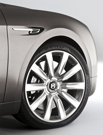 Xe được trang bị tiêu chuẩn bộ vành 19 inch, tùy chọn cỡ 20 và 21 inch