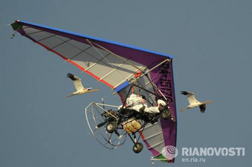 Ông Putin đã thực hiện chuyến bay mạo hiểm này khi đang t rên đường đến tham dự Hội nghị thượng đỉnh APEC tại Vladivostok. Tổng thống đã ghé qua bán đảo Yamal và thực hiện "sứ mệnh" đặc biệt này.