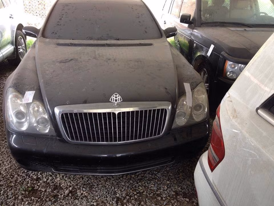 Hiện, dàn xe buôn lậu của Dũng "mặt sắt" đang nằm phơi sương, hứng bụi ở trụ sở Bộ Công an. Ảnh: Hội đam mê ô tô