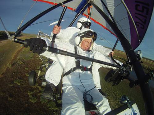 Bên cạnh hình ảnh phi công tài ba, ông chủ điện Kremlin còn thể hiện bản lĩnh chinh phục "bầu trời" khi quyết định lái tàu lượn dẫn đường đưa đàn sếu Siberia quý hiếm đi trú đông.