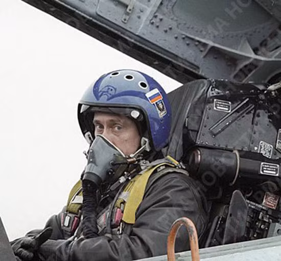 Trước đó, Tổng thống Putin cũng trổ tài điều khiển máy bay chiến đấu như chiếc Su-27 Flanker-B, từ Krasnodar tới Chechnya để tham dự lễ gắn huân chương của chính phủ cho các lính dù, ngày 1/3/2000.