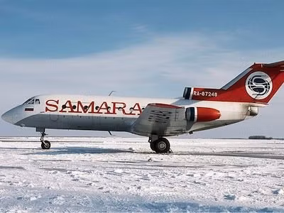 Yak-40: được trang bị 3 động cơ, do nhà máy Aeroflot của Xô Viết cũ thiết kế.