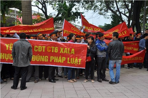 Khách hàng tập chung phản đối tại sàn BĐS Mường Thanh.