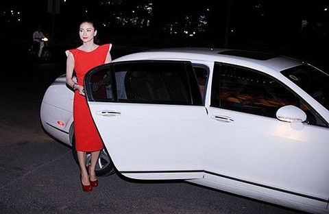 Siêu xe mà Ngô Thanh Vân chạy là Bentley Continental Flying Spur đời 2009 , đã bị kiểm tra giấy tờ và lập biên bản tạm giữ khi đậu trên đường Nguyễn Lương Bằng.