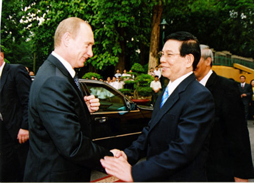 Chủ tịch nước Nguyễn Minh Triết lúc đương chức, tiếp đón Tổng thống Nga V. Putin trong chuyến thăm chính thức năm 2006. Ảnh: TTXVN