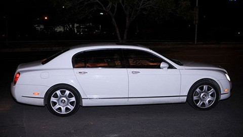 Qua xác minh, người đứng tên chủ sở hữu của chiếc xe này là ông Nguyễn Khắc D ở Hà Nội và đang bị nghi vấn dùng biển số giả.