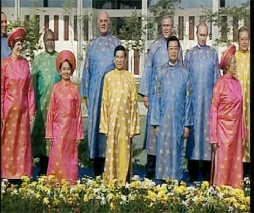 Các nhà lãnh đạo các nền kinh tế APEC chụp ảnh kỷ niệm tại Hội nghị lãnh đạo kinh tế APEC-14 tổ chức tại Việt Nam năm 2006. Ảnh: Reuters. Trong ảnh: Ông Putin cùng các nhà lãnh đạo mặc trang phục áo dài truyền thống Việt Nam.