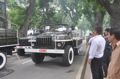 Xe vận tải quân sự Ural-4320 (cùng loại với chiếc chở quan tài) trong lễ diễn tập rước linh cữu Đại tướng từ nhà tang lễ ra sân bay vào sáng nay. Ảnh: Vietq