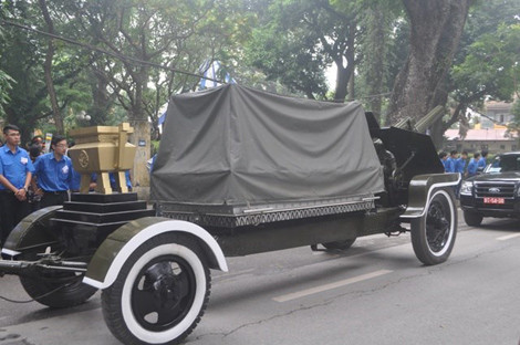 Lựu pháo 122mm nằm ngay sau bệ đặt quan tài. Ảnh: Vietq