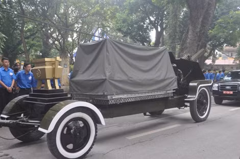 Lựu pháo 122mm nằm ngay sau bệ đặt quan tài. Ảnh: Vietq