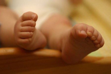 Không nên mua giày quá rộng: Không giống như quần áo, bạn có thể mua hơn một cỡ để con mặc được nhiều năm. Với giày cần mua vừa chân trẻ, không rộng cũng không chật quá để trẻ bước đi tự tin, thoải mái. Một đôi giày rộng sẽ cản bước chân của trẻ, khiến trẻ bước đi khó khăn. Nếu cứ đi những đôi giày này lâu dài sẽ ảnh hưởng tới bước đi của trẻ.