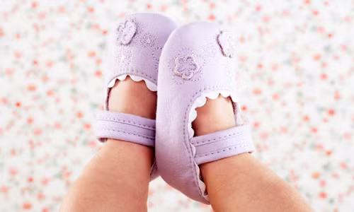 Không nên mua giày mũi nhọn, giày hở mũi: Giày mũi nhọn khiến trẻ khó cử động, dễ gây biến dạng xương bàn chân của trẻ. Giày hở mũi sẽ gây nguy hiểm khi trẻ tập đi. Vậy nên hãy chọn những đôi giày mũi rộng, giúp trẻ không bị đau, mỏi khi đi giày lâu.